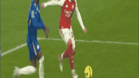 “凯恩点球建功，穆勒绝杀，拜仁2-0胜弗赖堡，连胜势头不减”